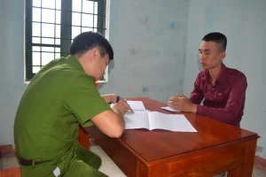 Lê Văn Huy đang khai báo hành vi phạm tội tại cơ quan Công an