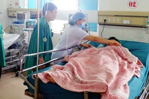 Các y, bác sĩ bệnh viện Đa khoa tỉnh Quảng Trị chăm sóc nạn nhân tai nạn giao thông