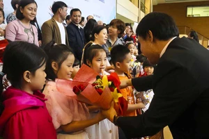 Lãnh đạo Bệnh viện Trung ương Huế tặng hoa cho các bé