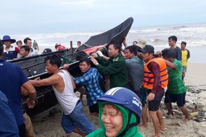 Cứu 4 ngư dân bị sóng đánh chìm giữa biển