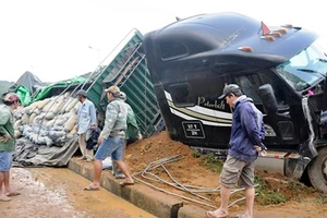 Hiện trường một vụ tai nạn lật xe tại huyện Phú Lộc, Thừa Thiên - Huế