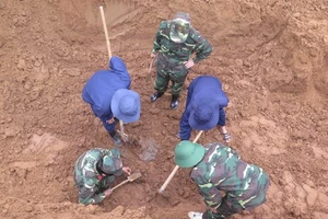 Phát hiện 11 hài cốt liệt sĩ bọc trong võng dù xanh tại Quảng Trị