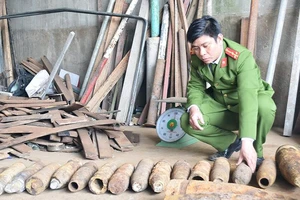 Công an đang kiểm kê số vỏ đạn pháo tàng trữ tại cơ sở mua bán phế liệu của Trương Thị Phương