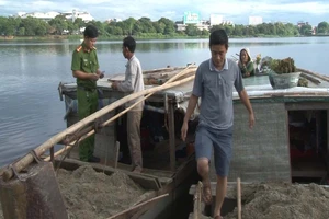 Bắt quả tang hàng loạt đối tượng khai thác cát sỏi trái phép sông Hương