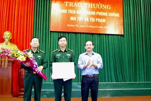 Khen thưởng ban chuyên án phá vụ ma túy lớn nhất biên giới tỉnh Quảng Trị