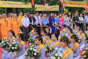 Đông đảo tăng ni, phật tử tham dự Đại lễ Phật đản Phật lịch 2562 tại Huế
