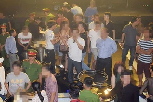 Đại tá Lê Văn Vũ ,Phó Giám đốc Công an tỉnh Thừa Thiên – Huế táo sơ mi xanh) trực tiếp chỉ đạo kiểm tra hành chính và bắt giữ số lượng lớn ma túy tổng hợp tại Bar ASTA