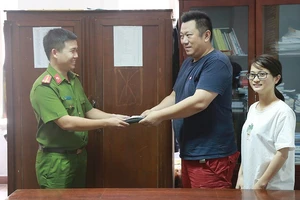 Phòng Cảnh sát hình sự Công an tỉnh Thừa Thiên - Huế trao trả tài sản du khách người Nhật Bản- ông Hidenori Ushio.