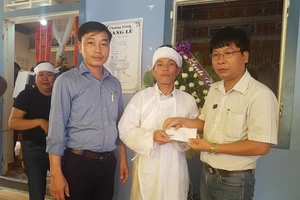 Đại diện Báo SGGP trao tiền hỗ gia đình chú rể Nguyễn Khắc Long - nạn nhân trong vụ tai nạn giao thông thảm khốc tại Quảng Nam. 