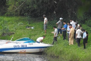 Tổ chức trục vớt thi thể người đàn ông người nước ngoài nổi trên sông Hương.