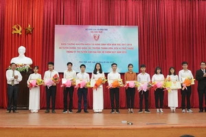 Trao Giấy khen và phần thưởng cho 11 thủ khoa Đại học Huế.