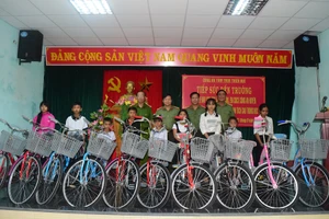 Tặng xe đạp cho trẻ em vượt khó học giỏi tại huyện A Lưới