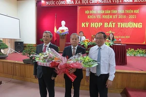 Ông Nguyễn Văn Cao (áo trắng) tặng hoa chúc mừng ông Phan Ngọc Thọ được HĐND tỉnh Thừa Thiên - Huế bầu giữ chức Chủ tịch UBND tỉnh Thừa Thiên - Huế vào tháng 6-2018