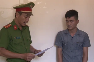 Công an đọc lệnh bắt giam Lê Hoài Lộc.