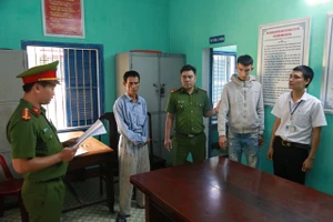 Công an đọc lệnh bắt tạm giam đối tượng Trần Ngọc Sơn
