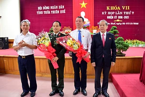 Ông Phan Thiên Định (thứ 2 từ phải sang trái) được bầu làm Phó Chủ tịch UBND tỉnh Thừa Thiên - Huế