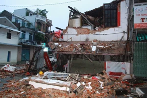Ngôi nhà 2 tầng tại Huế bất ngờ đổ sập lúc rạng sáng