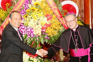 Phó Thủ tướng Trương Hòa Bình chúc mừng Tổng Giám mục Giuse Nguyễn Chí Linh, Tổng Giáo phận Huế. Ảnh: VGP