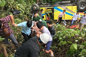 Xe khách rơi xuống vực đèo Hải Vân, 1 người chết, 21 người bị thương