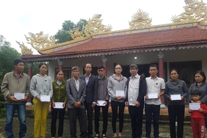 Báo SGGP trao quà tết cho thân nhân các nạn nhân vụ TNGT ở Lương Điền