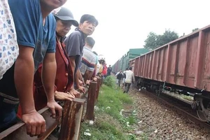 Tai nạn đường bộ và đường sắt khiến 2 người chết thảm