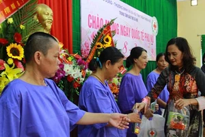 Tặng quà Quốc tế phụ nữ cho 100 bệnh nhân khuyết tật