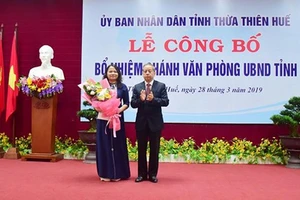 Đồng chí Phan Ngọc Thọ, Phó Bí thư Tỉnh ủy, Chủ tịch UBND tỉnh Thừa Thiên-Huế trao quyết định và tặng hoa chúc mừng bà Trần Thị Hoài Trâm.