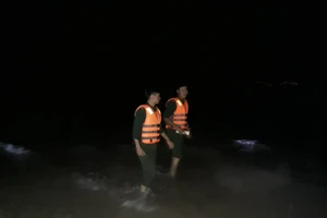 Nỗ lực tìm kiếm người mất tích khi cứu 2 sinh viên bị sóng biển cuốn trôi