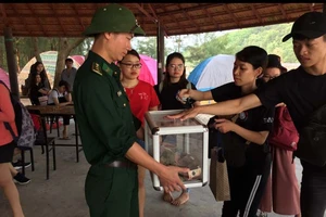 Nhiều bạn trẻ rộng lượng góp tiền lo hậu sự cho nạn nhân Ngô Hà Sinh.