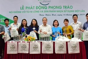 Chủ tịch UBND tỉnh Thừa Thiên - Huế trao túi vải và chai thủy tinh cho cán bộ văn phòng