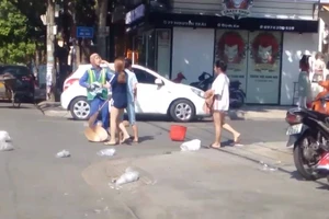 Xôn xao clip nữ lao công nhắc nhở việc bỏ rác, liền bị chủ shop tấn công