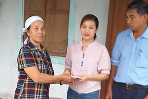 Báo SGGP trao tiền hỗ trợ cho người thân cụ Lê Thị Chạn