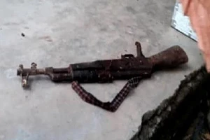 Khẩu súng AK bị thu giữ tại nhà ông Quang