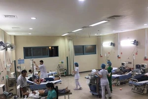 Các y bác sĩ Bệnh viện Trung ương Huế cơ sở 2 nỗ lực cứu chữa các bệnh nhân ngộ độc.
