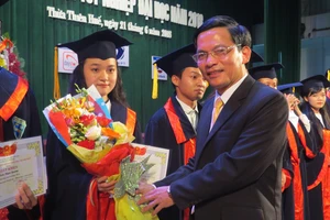 Trao bằng Tốt nghiệp cho sinh viên Đại học Huế 
