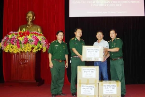 Đại diện Báo SGGP trao 4 thùng thuốc chữa bệnh các loại của Bộ trưởng Bộ Y tế Nguyễn Thị Kim Tiến cho BĐBP tỉnh Thừa Thiên – Huế.