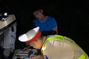 Trạm CSGT Phú Lộc lập biên bản tài xế Hiển vượt ẩu trong hầm Hải Vân