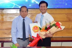 Chủ tịch UBND tỉnh Thừa Thiên - Huế Phan Ngọc Thọ (bìa trái) trao Quyết định bổ nhiệm ông Nguyễn Xuân Sơn làm Giám đốc Sở TT-TT ​