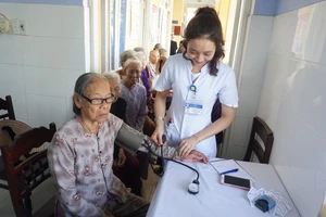 Khám bệnh và cấp phát thuốc miễn phí cho người nghèo xã Vinh Thái