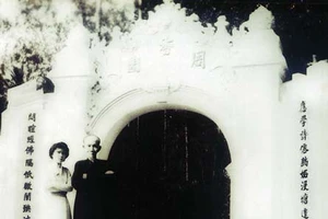 Nhà thơ Tôn Nữ Hỷ Khương và phụ thân là cụ Ưng Bình Thúc Giạ Thị trước cửa ngõ Châu Hương Viên năm 1958 ​