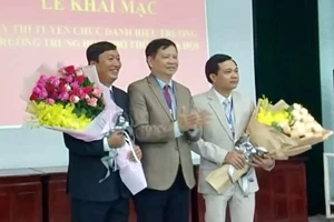Ông Nguyễn Dung, Phó Chủ tịch UBND tỉnh Thừa Thiên - Huế tặng hoa chúc mừng 2 ứng viên ​