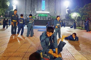 Lớp võ Vovinam do linh mục Nguyễn Văn Tuyến mời thầy về dạy cho trẻ trong vùng tại sân nhà thờ chính tòa Phủ Cam