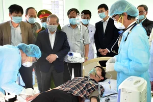 Các bác sĩ Trung tâm Y tế huyện Phú Vang diễn tập xử trí cấp cứu bệnh nhân nghi nhiễm virus nCoV