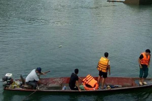 Nỗ lực tìm kiếm 3 người mất tích do chìm ghe tại Thừa Thiên - Huế