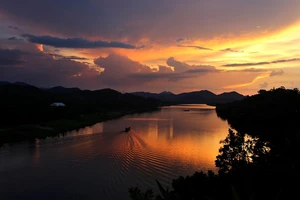 Hoàng hôn trên sông Hương nhìn từ đồi Vọng Cảnh ​