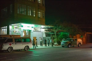 Lực lượng chức năng tỉnh Quảng Trị có mặt trong đêm 8-3 tại huyện Hướng Hóa để tiến hành cách ly những người đi cùng chuyến bay với người bị nhiễm Covid-19 ​