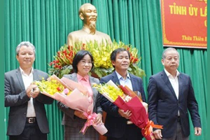 Thường trực Tỉnh ủy tỉnh Thừa Thiên - Huế tặng hoa chúc mừng đồng chí Nguyễn Văn Phương và đồng chí Phạm Thị Minh Huệ.