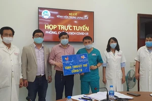 Hội Doanh Nhân trẻ tỉnh Thừa Thiên - Huế trao tặng 1.000 bộ kit thử virus Covid-19 cho Bệnh viện Trung ương Huế