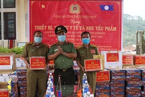 Đại tá Lê Văn Vũ, Phó Giám đốc Công an tỉnh Thừa Thiên - Huế trao tặng các nhu yếu phẩm cần thiết giúp Sở an ninh hai tỉnh Salaval và Sekong phòng chống dịch Covid-19