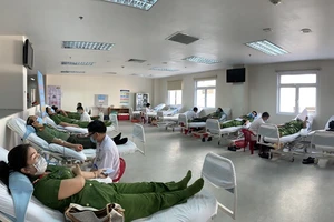 Đại tá Nguyễn Quốc Đoàn, Giám đốc Công an tỉnh Thừa Thiên - Huế tình nguyện hiến máu cứu người